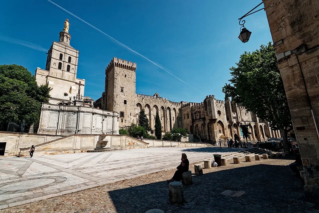 Avignon Tourist Scams: Common Frauds and How to Avoid Them